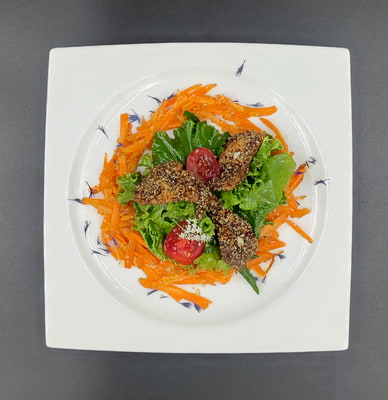 🍴Sommersalat mit Knusperhühnchen an Karotten - Hanf - Salat