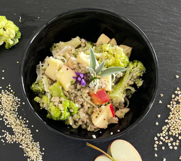 Brokkoli-Buchweizen-Salat mit Apfel, Hanfsamen & Leindotteröl 